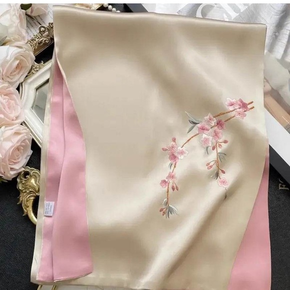 Elegant Floral Embroidered Scarf - Picture 2 of 6